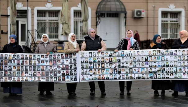 Majke Srebrenice pozivaju Schmidta da pojasni svoje izjave