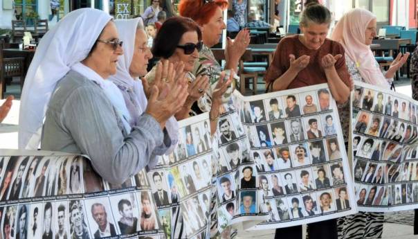 Mirno okupljanje majki Srebrenice na Trgu slobode