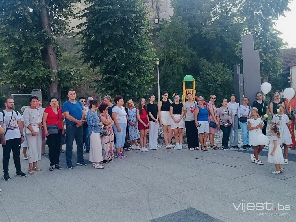 Mirno okupljanje u Gradačcu: Građani upozorili na ubistvo Nizame Hećimović