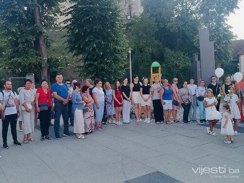 Mirno okupljanje u Gradačcu: Građani upozorili na ubistvo Nizame Hećimović