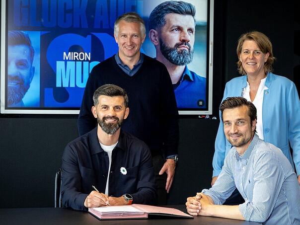 Miron Muslić preuzeo njemačkog velikana, na potpis došao sa cvijetom Srebrenice