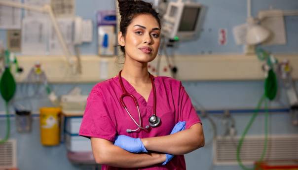 Miss Engleske odložila krunu i priključila se kolegama ljekarima