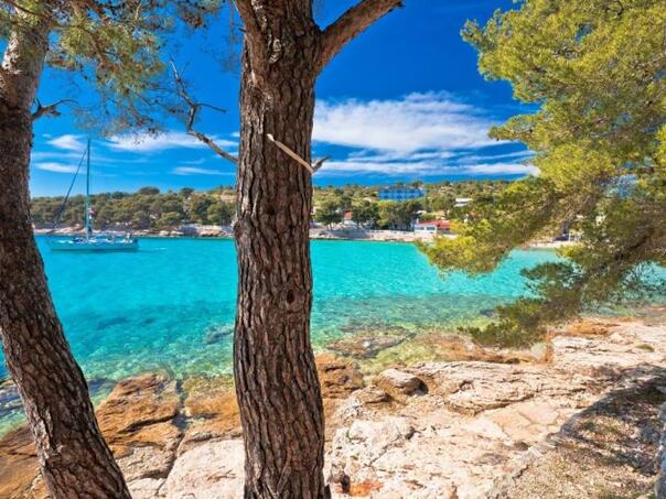 Misterija u Hrvatskoj: Turistima se pojavile velike fleke na tijelu