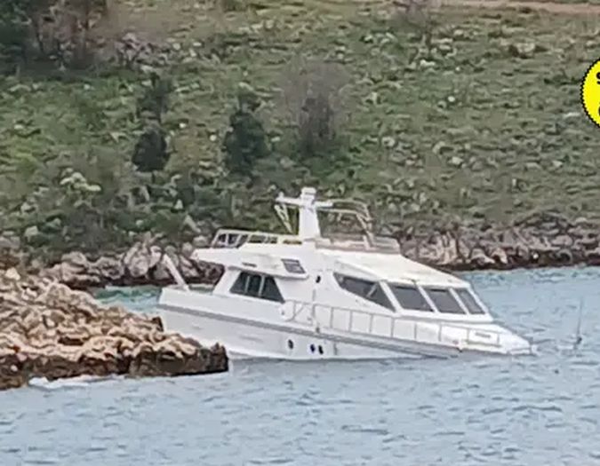 Misteriozna jahta na hrvatskoj obali: Počela je da tone i niko ne zna čija je