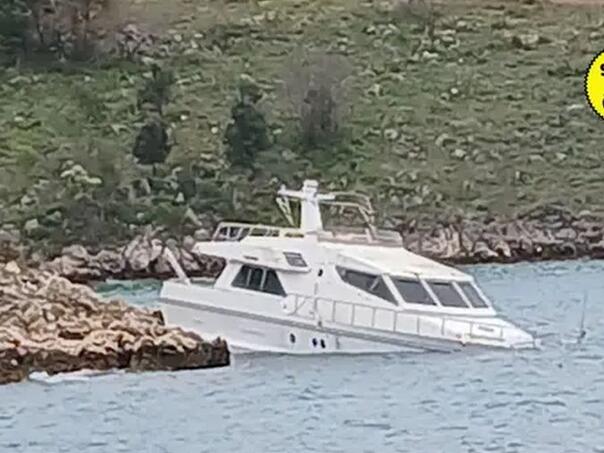 Misteriozna jahta na hrvatskoj obali: Počela je da tone i niko ne zna čija je