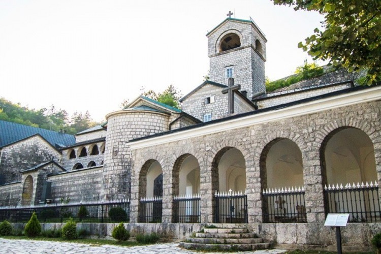 Mitropolija: Đukanović uznemirava i dijeli građane