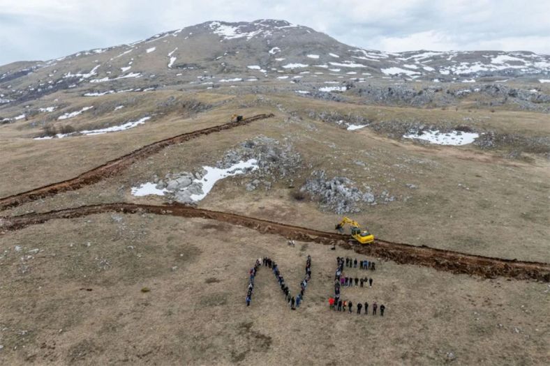Mještani tijelima ispisali “NE”: Protest protiv vjetroelektrane u BiH