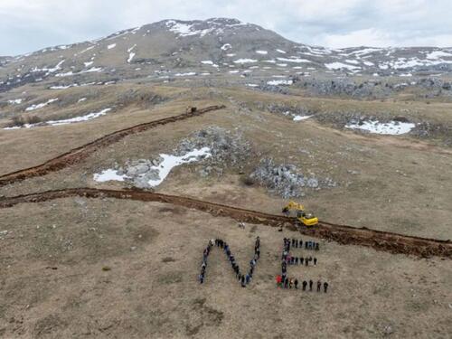 Mještani tijelima ispisali “NE”: Protest protiv vjetroelektrane u BiH