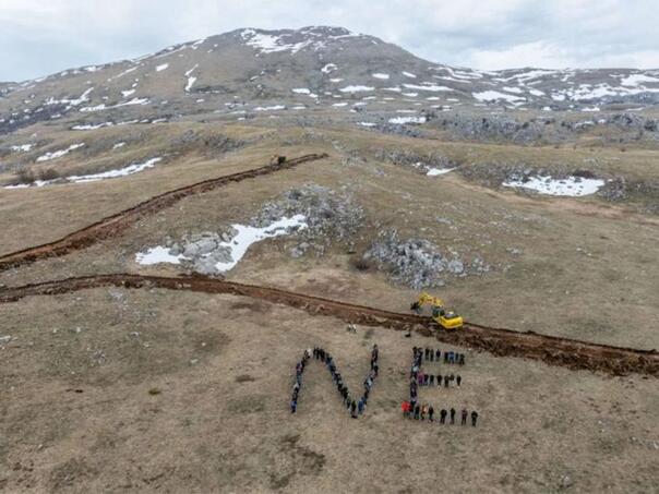 Mještani tijelima ispisali “NE”: Protest protiv vjetroelektrane u BiH