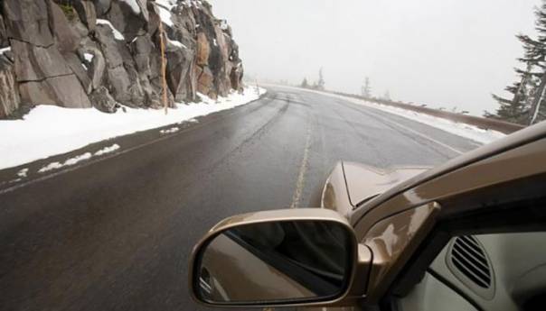 Mjestimično vlažan kolovoz, moguća i poledica, oprez zbog odrona
