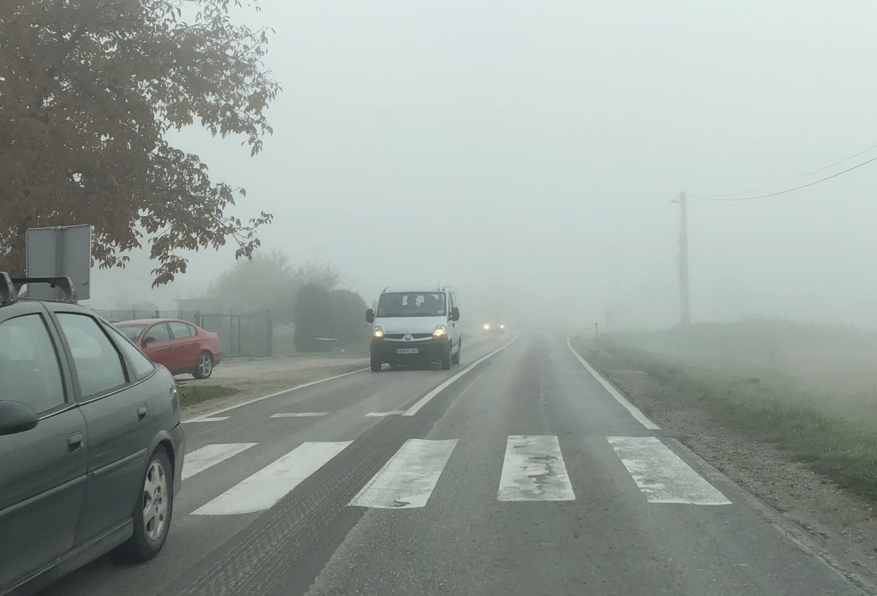 Mjestimično vlažan kolovoz, oprez zbog jutarnje magle i odrona