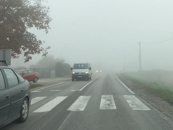 Mjestimično vlažan kolovoz, oprez zbog jutarnje magle i odrona
