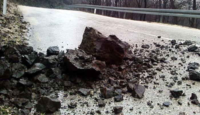 Mjestimično vlažan kolovoz, povećana opasnost od odrona