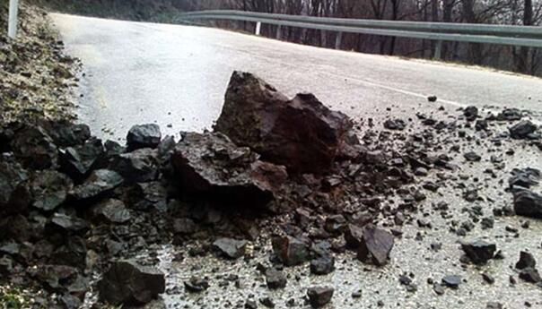 Mjestimično vlažan kolovoz, povećana opasnost od odrona