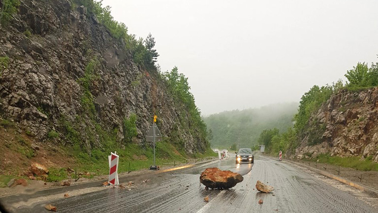 Mjestimično vlažni kolovozi, oprez zbog odrona