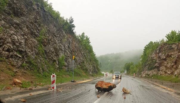 Mjestimično vlažni kolovozi, oprez zbog odrona
