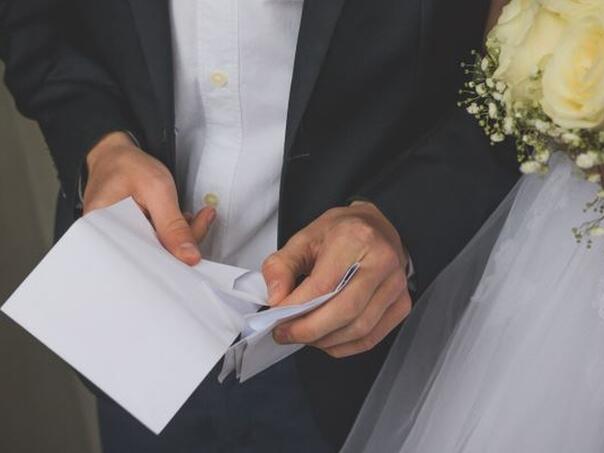 Mladencima na svadbi u Srbiji dao lažnih 500 eura, pa od njih tražio kusur