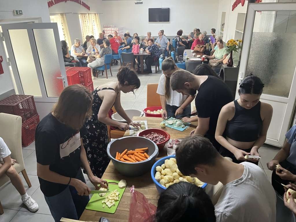 Mladi Banjolučani pripremili i podijelili 800 obroka u javnoj kuhinji „Obrok ljubavi“