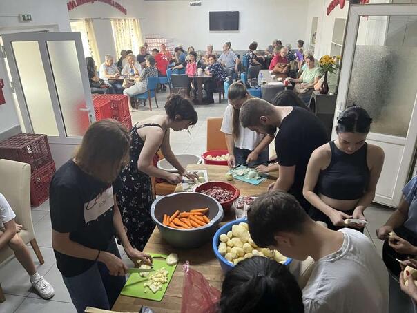 Mladi Banjolučani pripremili i podijelili 800 obroka u javnoj kuhinji "Obrok ljubavi"