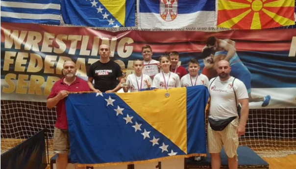 Mladi hrvači Bosne osvojili tri zlata na turniru u Mladenovcu