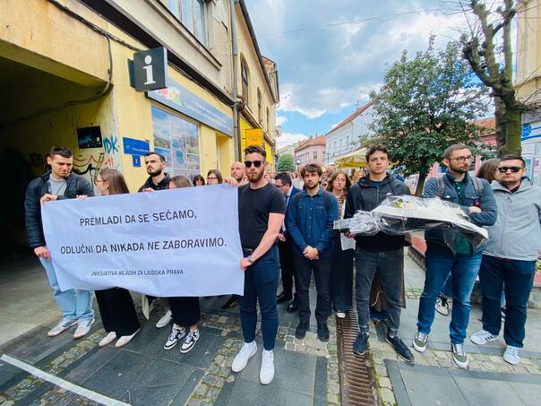 Mladi iz Srbije položili cvijeće na Kapiji: Srbije njeguje politiku negiranja zločina