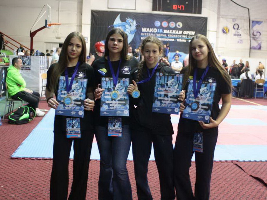 Mladi kikbokseri KBS Radnički osvojili 12 medalja na WAKO Balkan Openu u Tešnju