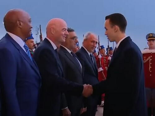 Mladi marokanski princ izbjegava protokolarno ljubljenje ruke na svečanoj ceremoniji