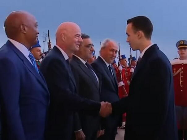 Mladi marokanski princ izbjegava protokolarno ljubljenje ruke na svečanoj ceremoniji