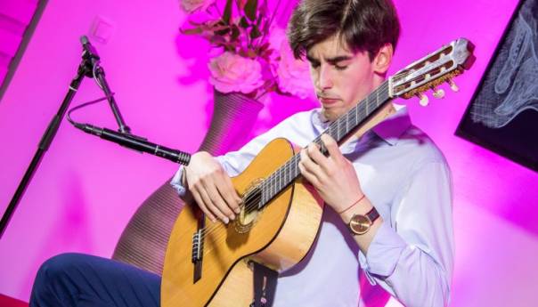 Mladi mostarski umjetnik Adrian Tarčuki održao prvi solistički koncert