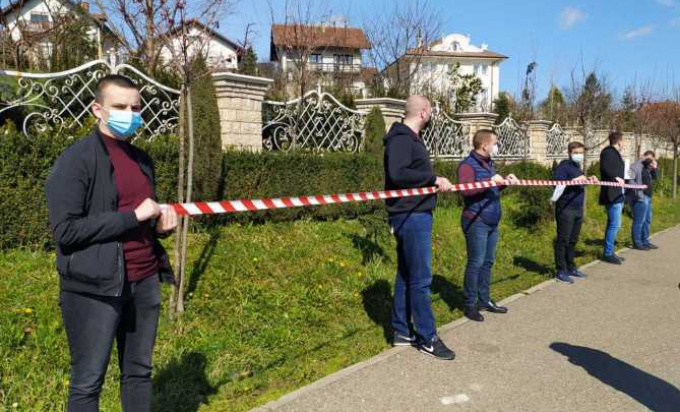 Mladi SNSD-a razvukli traku ispred vile Stanivukovića