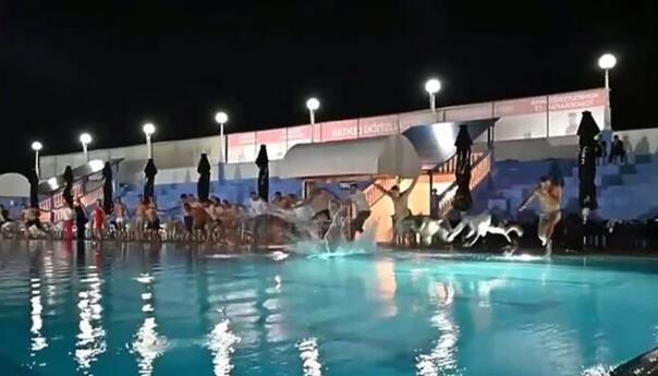 Mladi SNSD-ovci skočili u bazen i poručili: Za Dodika i u vatru i u vodu