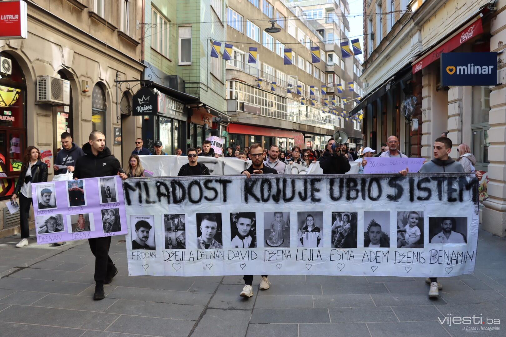 Mladi šetaju centrom Sarajeva, protest znatno manji