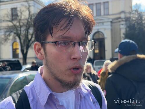 Mladi učenik održao snažan govor na protestima: Ja sam inat bosanski!