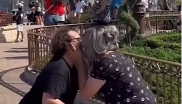 Mladić i djevojka istovremeno zaprosili jedno drugo