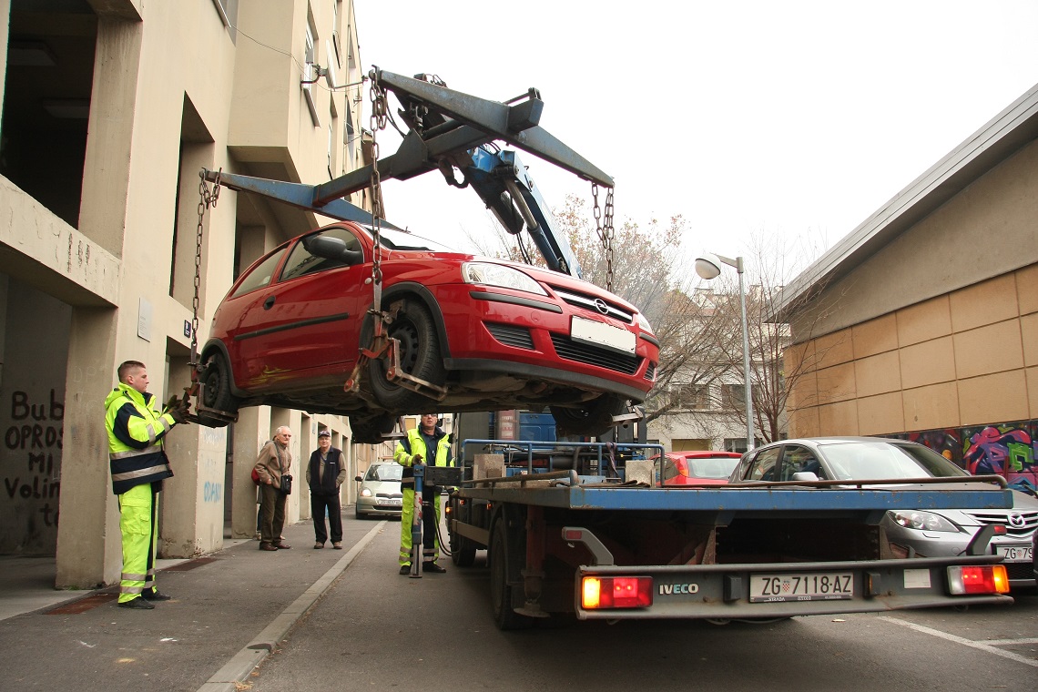 Mladić i djevojka 'paukom' krali automobile po parkinzima
