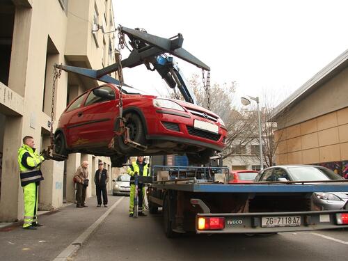 Mladić i djevojka 'paukom' krali automobile po parkinzima