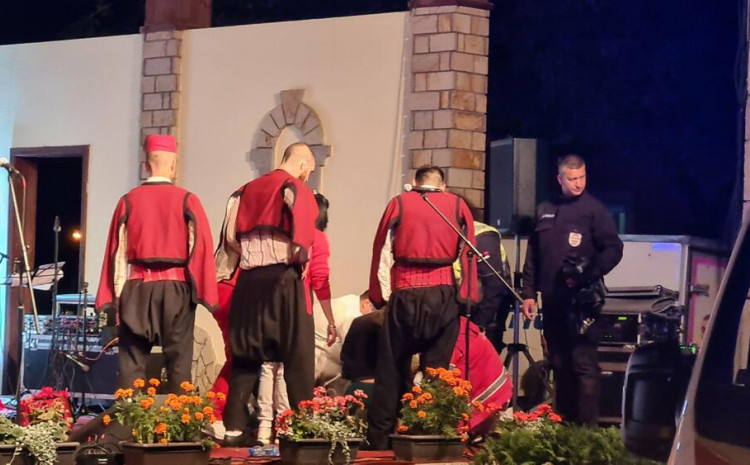 Mladić iz Srbije preminuo tokom nastupa folklora