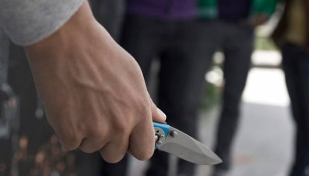 Mladić izboden nožem, napadač u bijegu