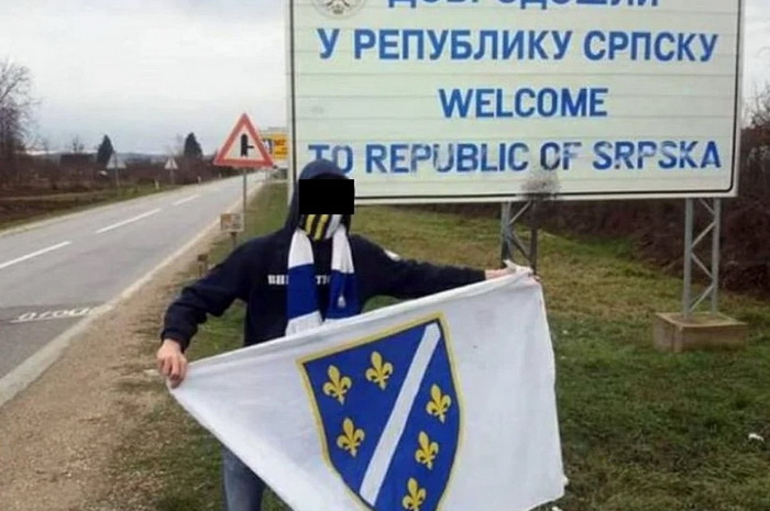 Mladić kažnjen zbog isticanja zastave RBiH ispred table "Dobrodošli u RS"