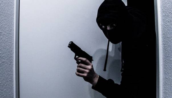 Mladić upao u kuću i napao bračni par, žena preminula od povreda