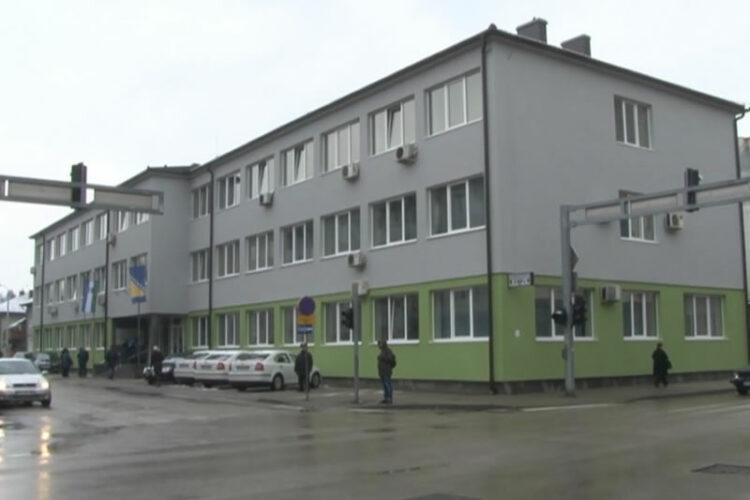 Mladića tukli i prijetili mu puškom, sve snimali pa objavili