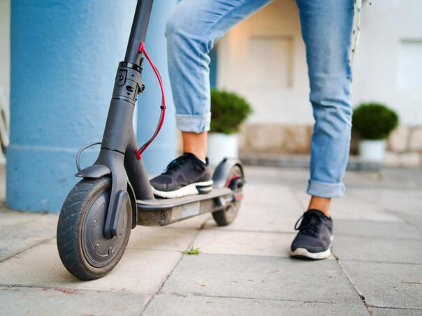 Mladići iz BiH i Srbije pali sa električnog skutera, obojica bili drogirani