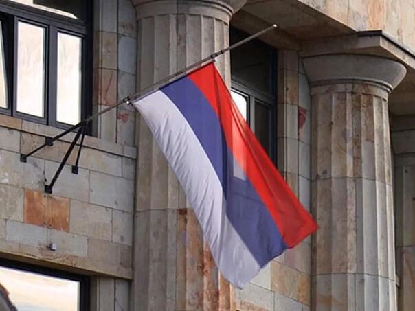 Mladići u Bosanskoj Gradišci polomili nosač zastave RS