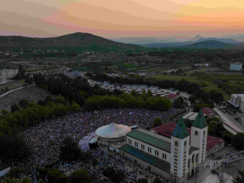 Mladifest u Međugorju privukao impresivan broj hodočasnika i svećenika