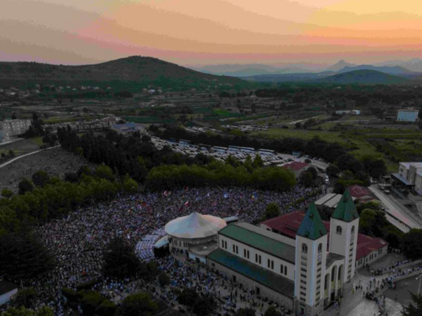 Mladifest u Međugorju privukao impresivan broj hodočasnika i svećenika