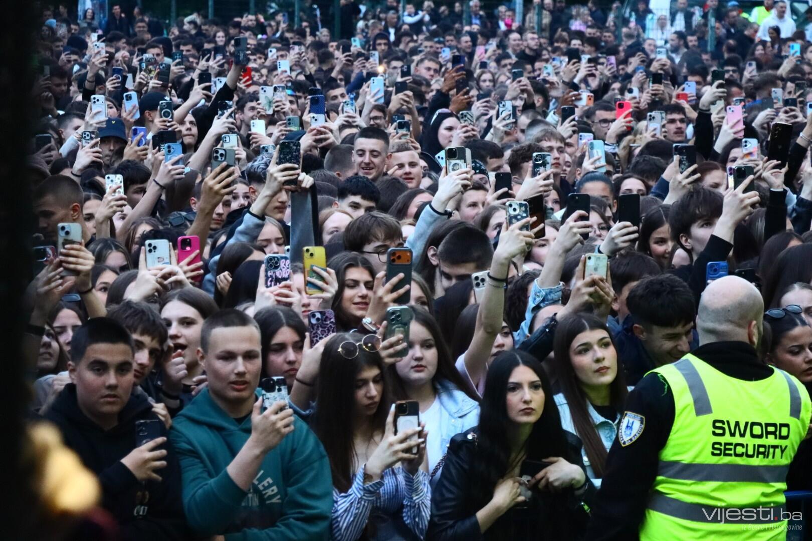 Mladost preplavila ulice: Defile novosarajevskih maturanata i velika zabava na Vilsonovom