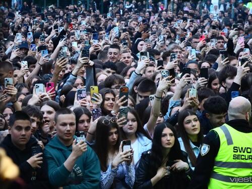 Mladost preplavila ulice: Defile novosarajevskih maturanata i velika zabava na Vilsonovom