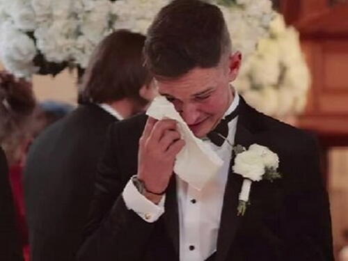 Mladoženja se rasplakao pred oltarom kad je čuo glas svoje kćerkice
