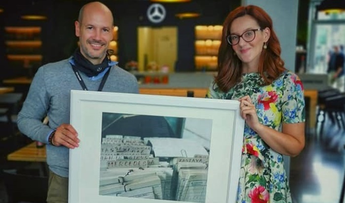 Mlinarević direktoru Mercedesa darovala fotografiju iz tvornice u Srebrenici