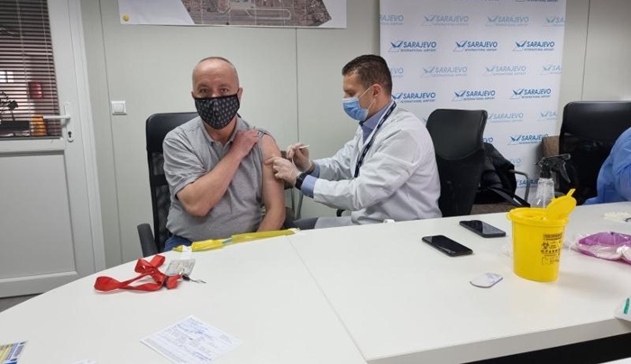 Mobilni tim Ministarstva zdravstva KS vakcinisao zaposlenike aerodroma Sarajevo